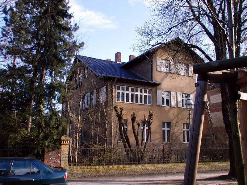 Stilvolle, geräumige 3-Zimmer-Wohnung mit verglaster Terrasse und Einbauküche in Berlin — photo 1